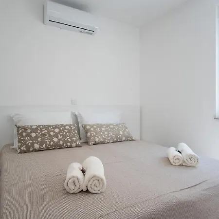 With Parking Space Simuni, Pag - 19861 科兰