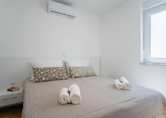 With Parking Space Simuni, Pag - 19861 콜란